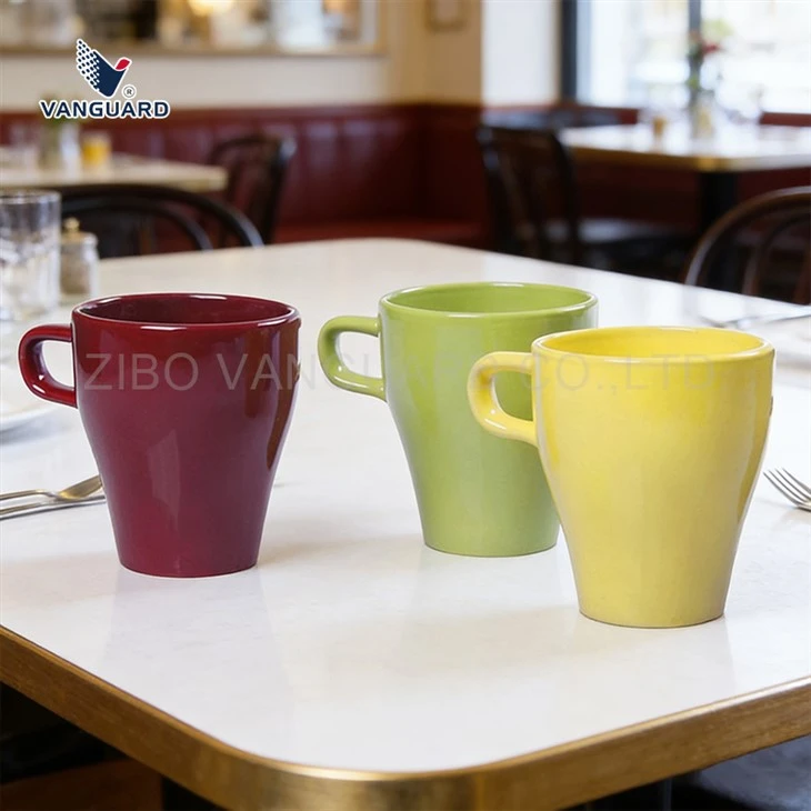 Taza de café de color sólido